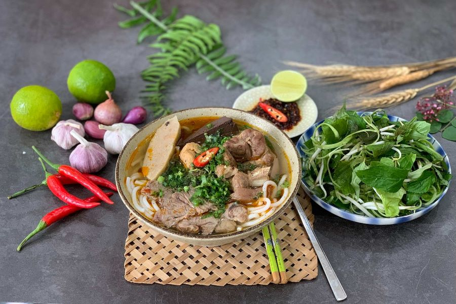 Bún bò Huế Mụ Rơi dường như là một trong những nơi mà nhiều du khách lựa chọn