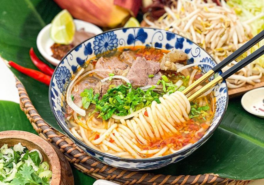 Thưởng thức một bún bò nóng hổi tại xứ Huế là một trải nghiệm du khách nên thử một lần