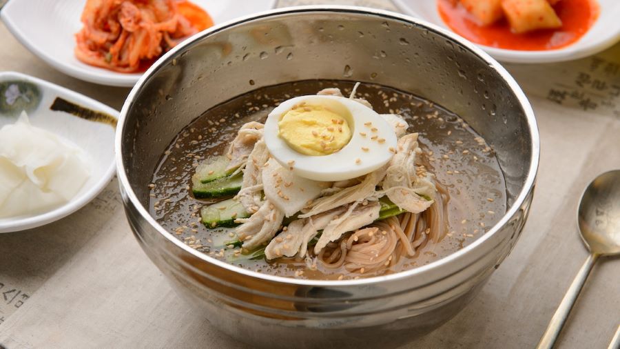 Mì lạnh Naengmyeon là lựa chọn hàng đầu của người dân xứ Hàn vào những ngày hè nóng bức