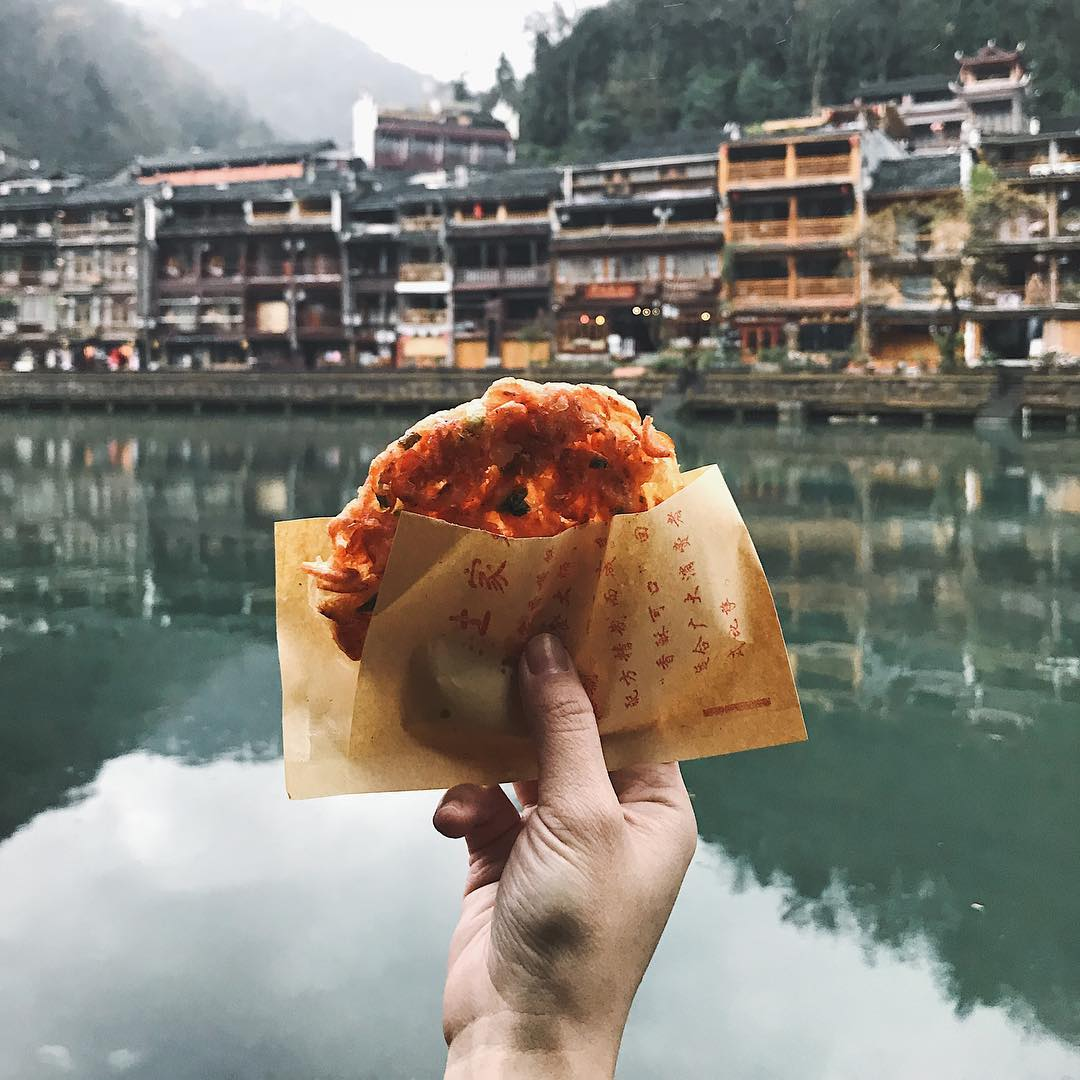 Bánh tép là món ăn được nhiều du khách yêu thích khi đến đây