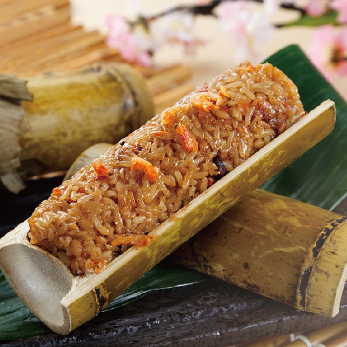 Nhắc đến những món ăn tại Phượng Hoàng Cổ Trấn thì không thể bỏ qua món cơm ống tre trứ danh