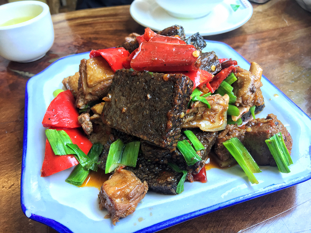 Vịt hầm tiết không chỉ là món ăn nổi tiếng tại Phượng Hoàng Cổ Trấn mà còn là sự kết hợp hài hòa giữa vị ngọt mềm của thịt và vị cay nồng của gia vị