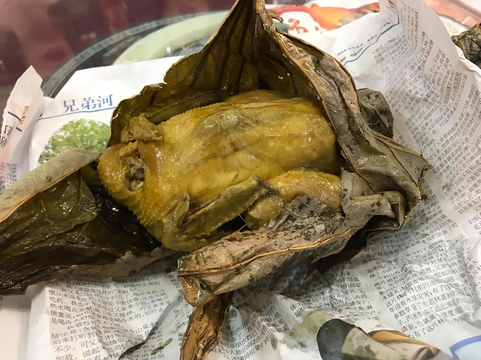 Gà đắp đất - món ăn mang đậm dấu ấn văn hóa của người dân tộc Tujia