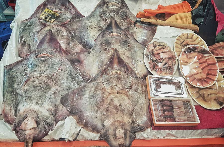 Cá đuối lên men (Hongeo-hoe) là đặc sản truyền thống, phổ biến ở tỉnh Nam Jeolla Hàn Quốc