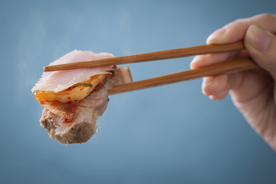 Cá đuối lên men thường được ăn kèm với thịt ba chỉ, kim chi và uống cùng rượu sochu