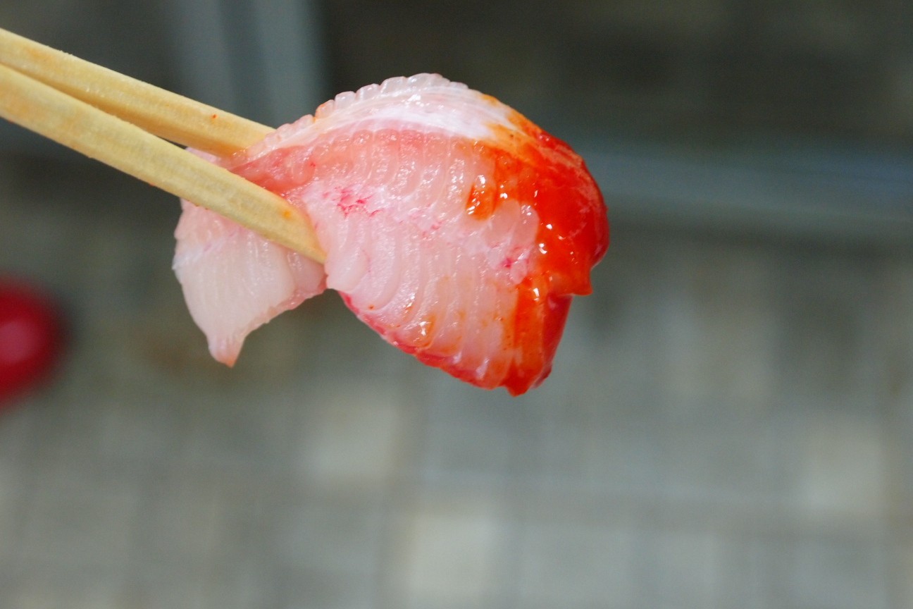 Với mùi ammoniac nồng nặc, cá đuối lên men được xem là đặc sản, là món ăn gây nghiện, thậm chí là "phát cuồng" đối với nhiều người Hàn Quốc thay vì "kinh khủng" như số đông vẫn thường nghĩ