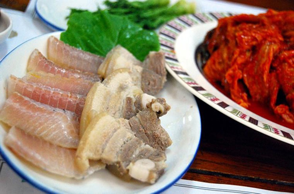 Mùi hôi thối nồng nặc của cá đuôi sẽ vương theo bạn nhiều giờ trong miệng, trên tóc, quần áo...