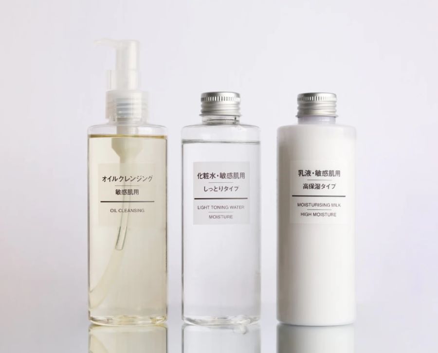 Sản phẩm mỹ phẩm của Muji có thiết kế bao bì đơn giản, thân thiện với môi trường