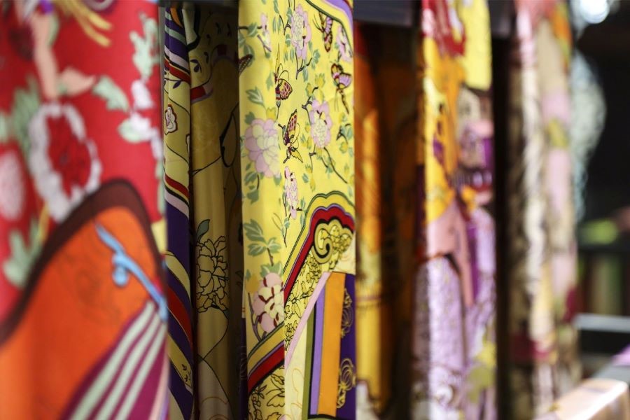 Tơ lụa - Một trong những đặc sản nên mua về làm quà trong chuyến du lịch Trung Quốc