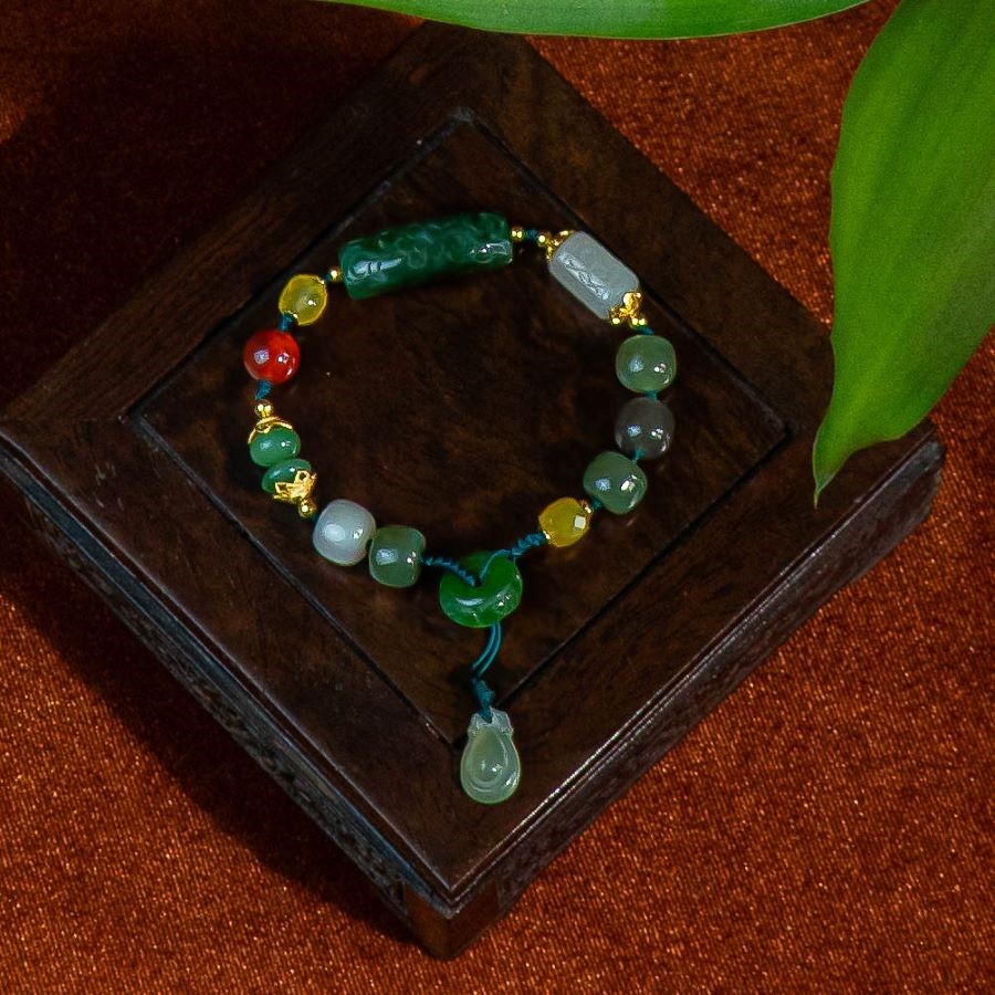 Trang sức được làm từ ngọc bích cũng là một món quà ý nghĩa mà bạn nên cân nhắc