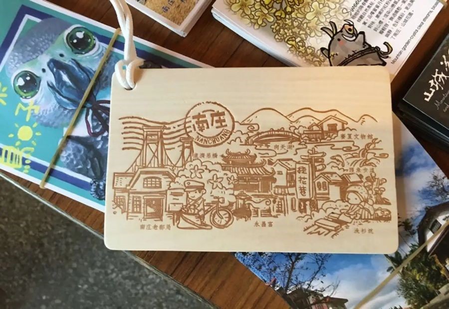 Bưu thiếp cũng là một món quà lưu niệm mà bạn có thể cân nhắc