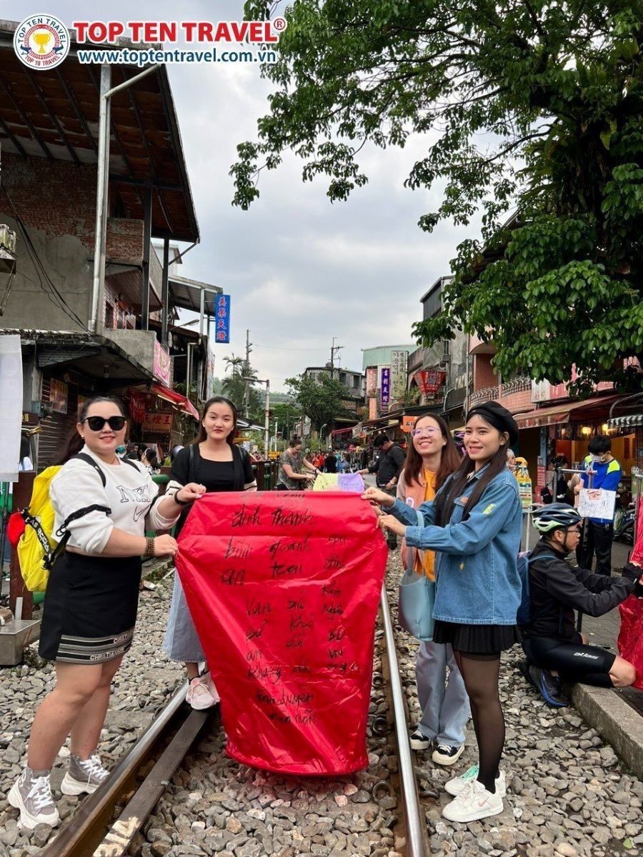 Bạn sẽ được trải nghiệm cảm giác tự tay thả chiếc đèn lồng tại các tour du lịch của Top Ten Travel