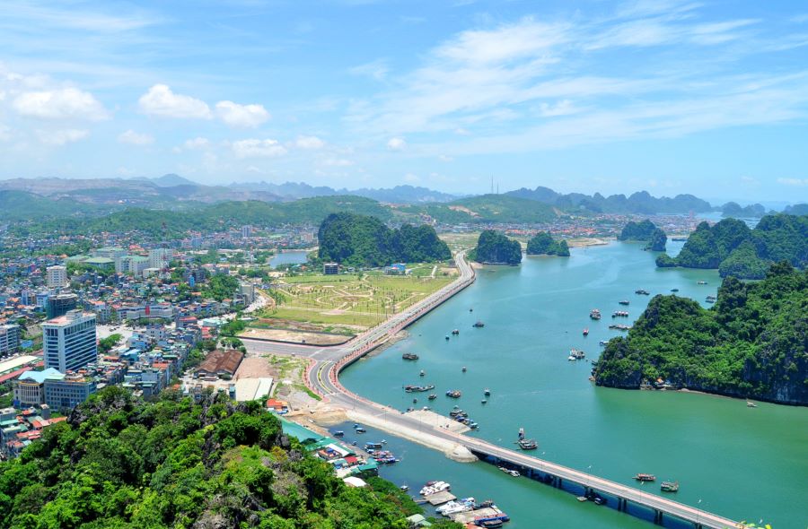 Hòn Gai nổi tiếng là trung tâm chính trị và văn hoá của thành phố Hạ Long