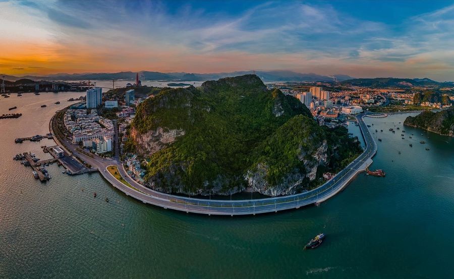  Đứng tại đỉnh núi, bạn sẽ có thể phóng tầm mắt ngắm nhìn toàn khung cảnh tuyệt đẹp của vịnh Hạ Long