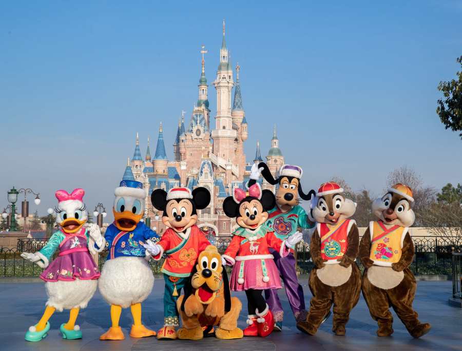  Đại lộ Mickey sôi động với những hình ảnh quen thuộc của các nhân vật Mickey Mouse, Minnie Mouse, Donald Duck... 