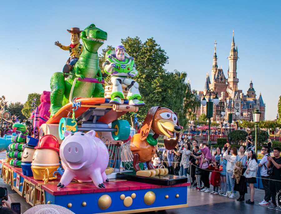 Những đoàn diễu hành rực rỡ sắc màu có sự xuất hiện của các nhân vật Disney