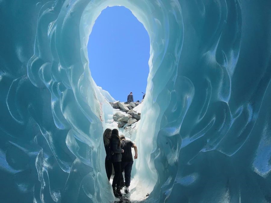 Bạn còn có thể khám phá các hang băng đá khổng lồ tại Núi Titlis