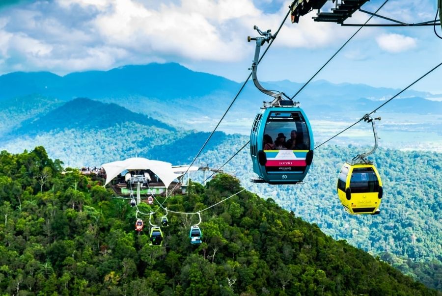 Cáp treo SkyCab Langkawi đưa du khách ngắm toàn cảnh biển xanh và rừng núi hùng vĩ