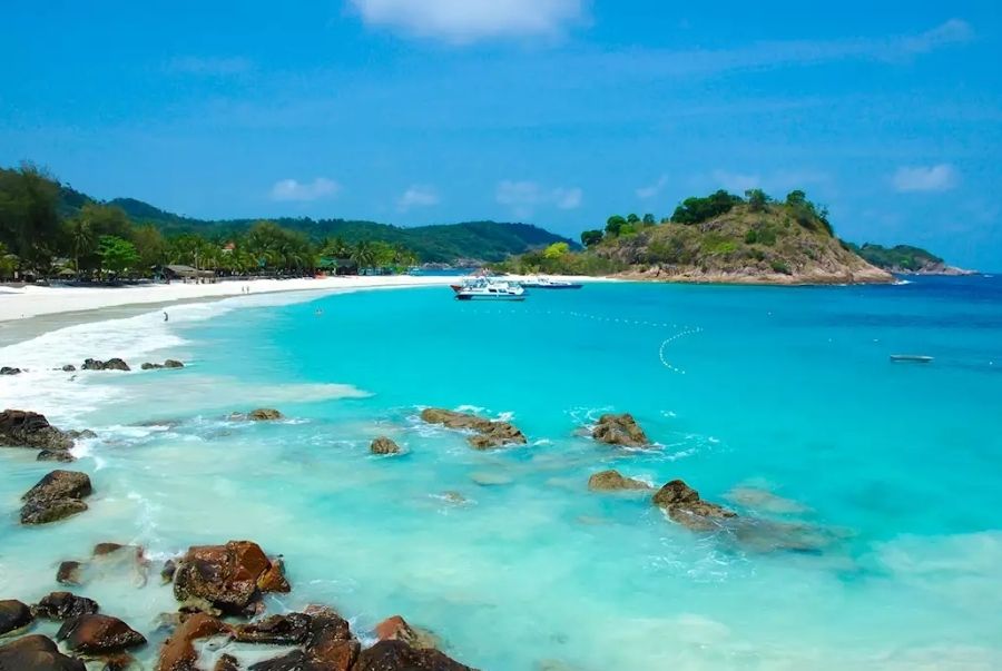 Đảo Redang nổi tiếng với bờ cát trắng mịn và làn nước xanh ngọc trong vắt tuyệt đẹp