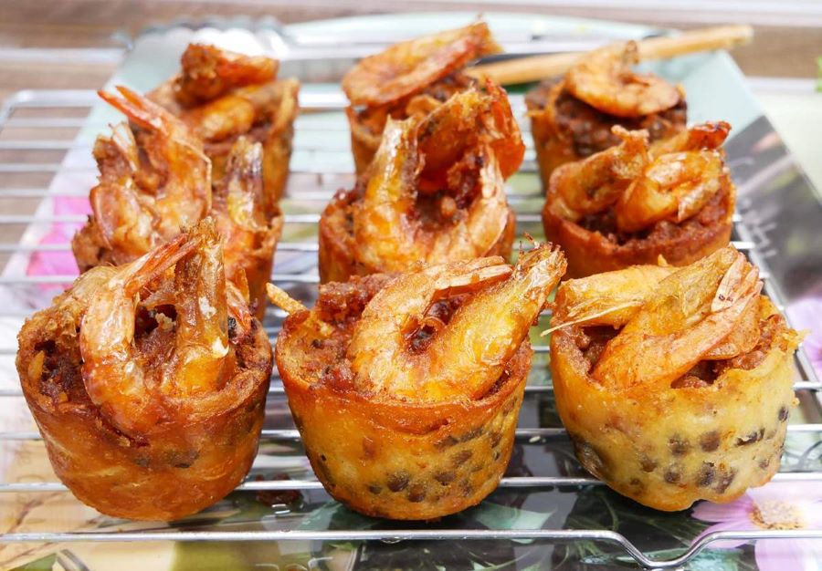 Bánh cống được chiên giòn phần bột bên ngoài, bên trong mềm xốp, ăn cùng rau sống và nước mắm chua ngọt 