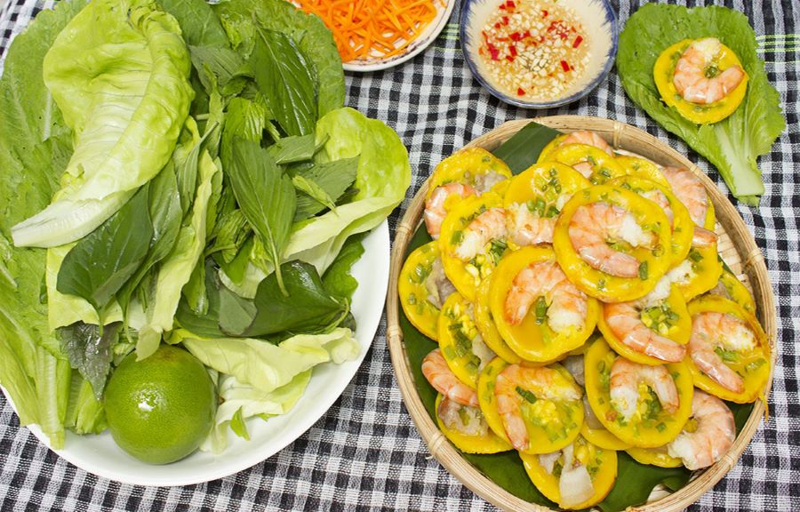 Bánh khọt Cà Mau thường ăn kèm với các loại rau sống, đồ chua và nước chấm pha chua ngọt
