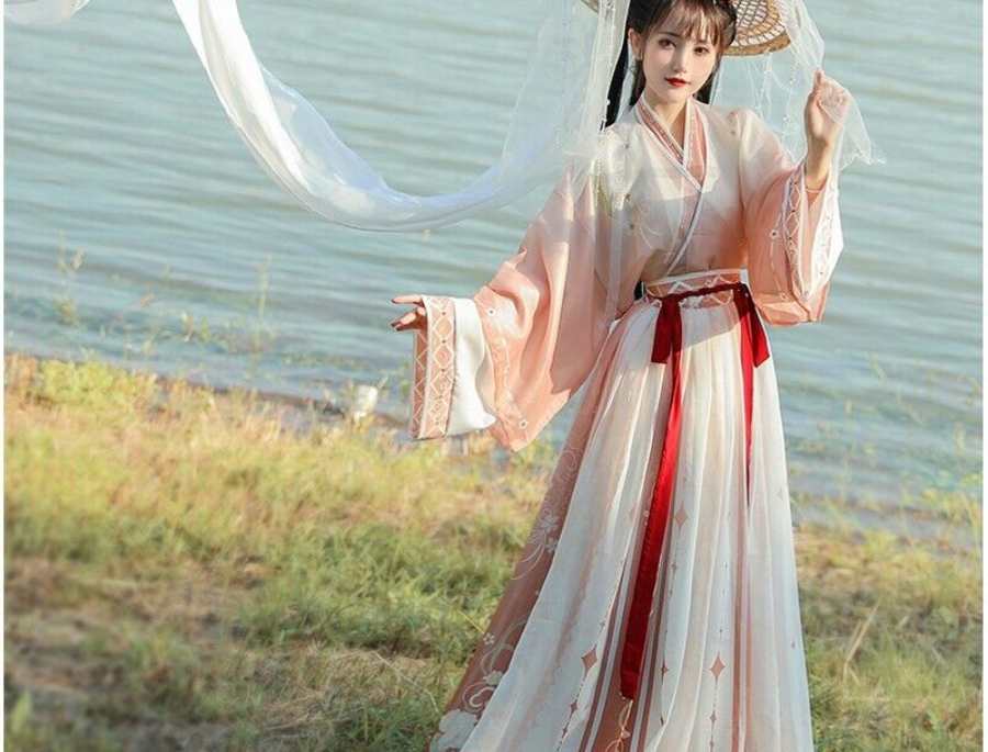  Phần cổ áo của trang phục thời minh có ba nếp gấp