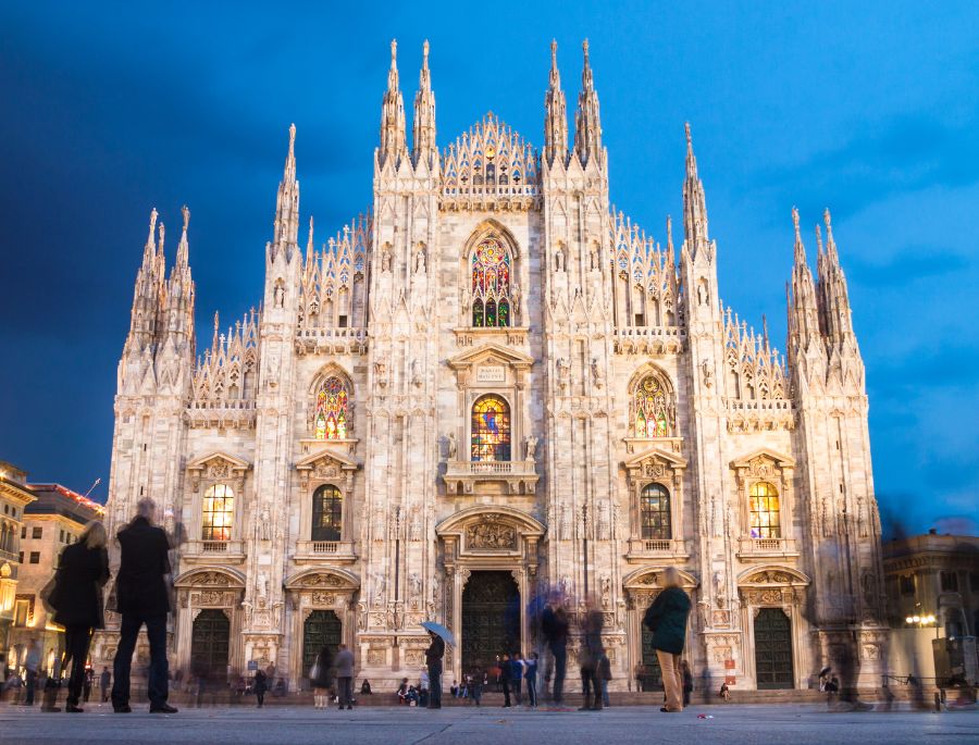 Nhà thờ Milan Duomo nổi tiếng với các ngọn tháo nhọn cao đến 108m