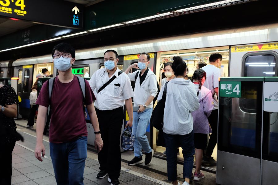 Nhớ chú ý xếp hàng khi lên tàu tại Đài Loan nhé!