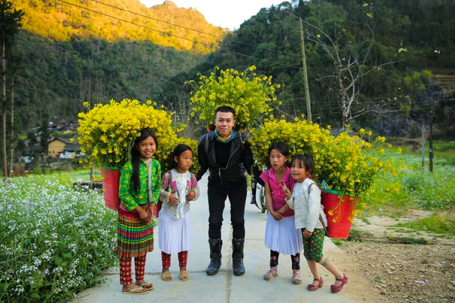 Chụp ảnh với những em nhỏ ở Hà Giang sẽ làm một trải nghiệm tuyệt vời