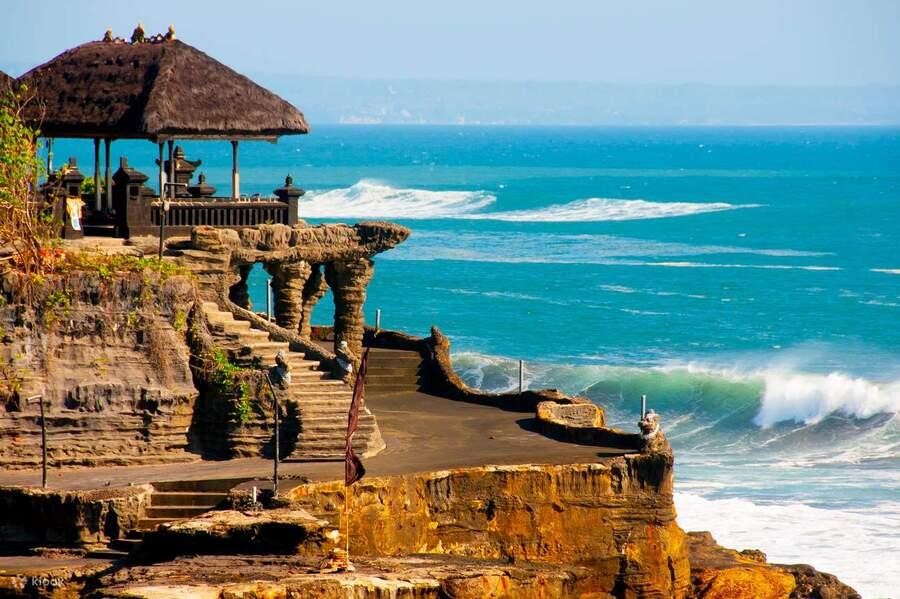 Tanah Lot là điểm đến tâm linh thu hút rất nhiều du khách