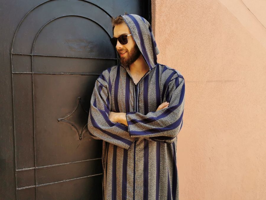Nam giới Maroc thường mặc trang phục Djellaba truyền thống