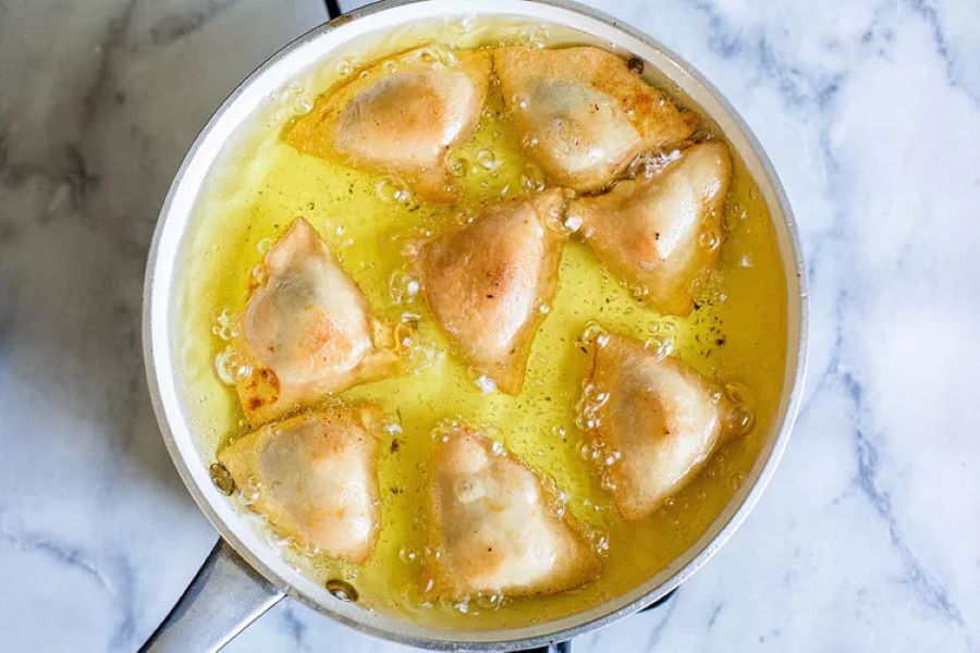 Bạn cần chiên bánh Samosa cho đến khi bánh chuyển sang màu vàng nâu và giòn rụm