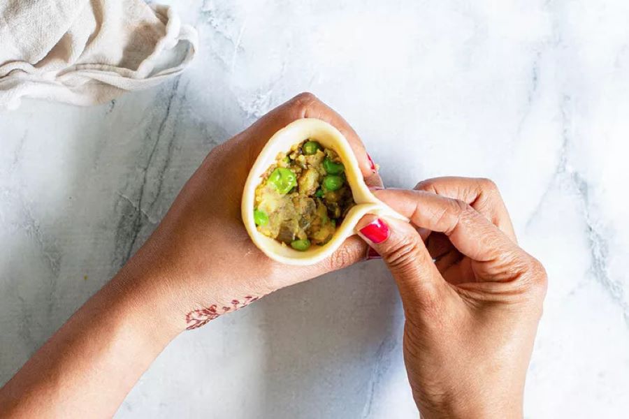 Để có thể gói được những chiếc bánh Samosa đẹp mắt, đòi hỏi bạn phải có một chút khéo léo 