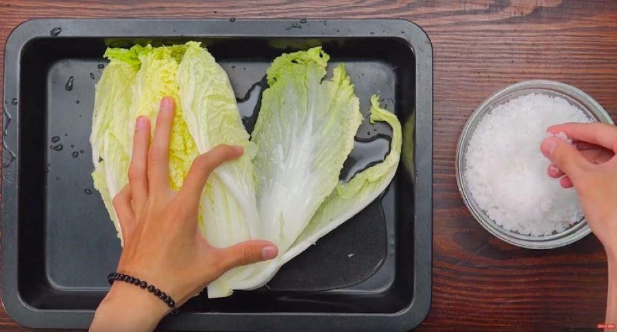 Xát muối đều vào từng bẹ cải