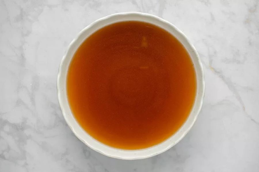 Nước dùng - một trong những điểm nhấn quan trọng nhất của món mì lạnh trứ danh xứ Hàn