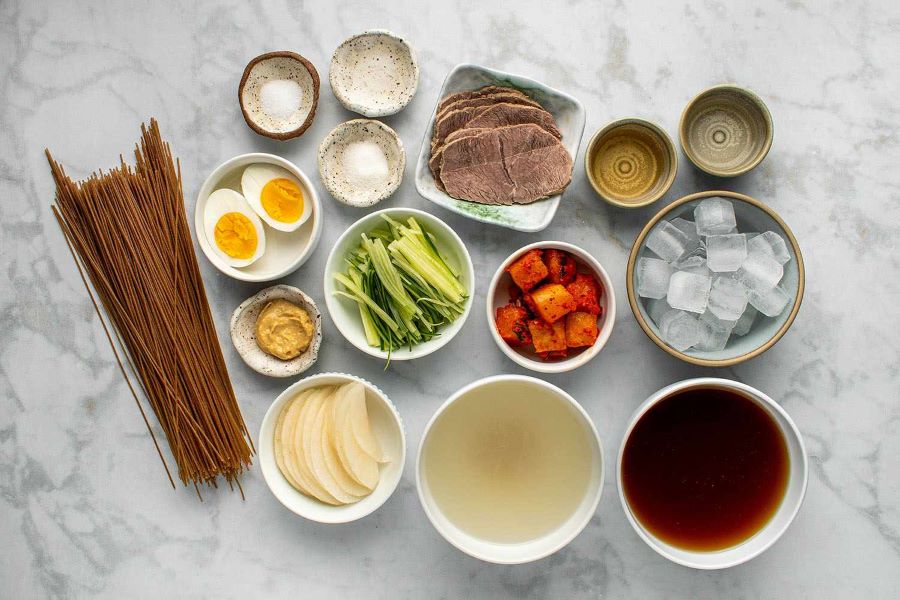 Nguyên liệu cần chuẩn bị để làm mì lạnh thơm ngon chuẩn vị xứ sở kim chi ngay tại nhà