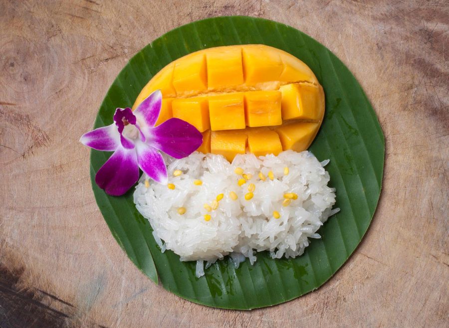 Món xôi này là sự kết hợp hoàn hảo giữa vị dẻo thơm của nếp, vị béo ngậy của cốt dừa và vị ngọt thanh của xoài 