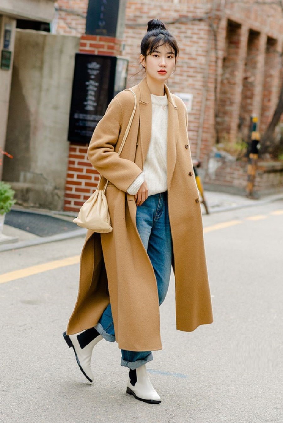 Khi quần jeans đi cùng áo len sẽ giúp bạn trendy giữa những con phố “Hàn xẻng” tấp nập