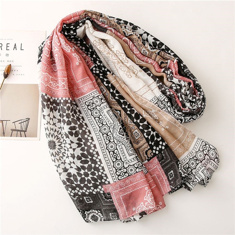 Ngoài giữ ấm, khăn choàng còn giúp outfit của bạn thêm ấn tượng