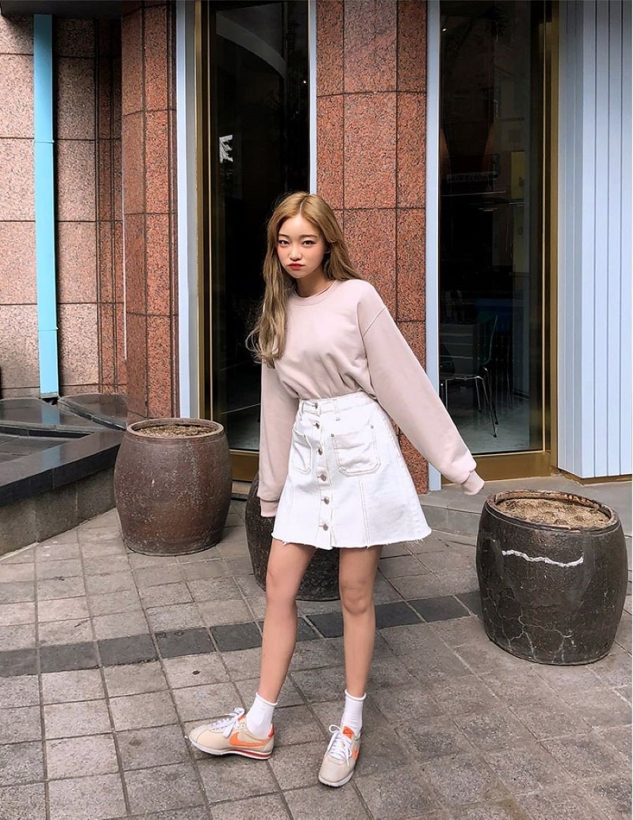 Một chiếc chân váy trắng cũng là sự lựa chọn hoàn hảo cho chuyến hành trình này