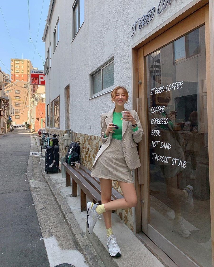 Với outfit này sẽ giúp bạn trông giống một cô nàng “Hàn xẻng” hơn đấy