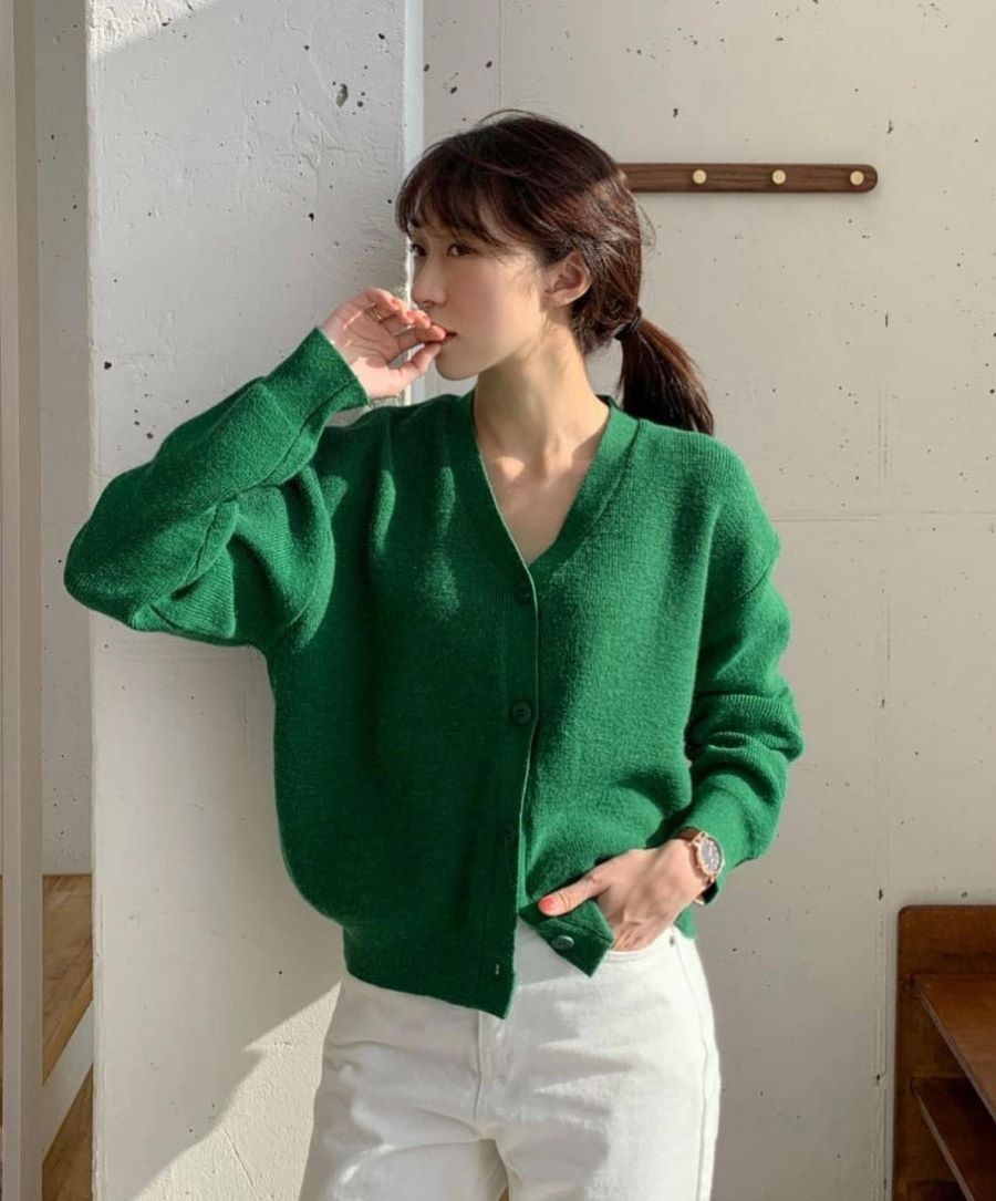 Chiếc Cardigan xanh sẽ giúp bạn nổi bật giữa những chiếc lá vàng mùa thu Nhật Bản