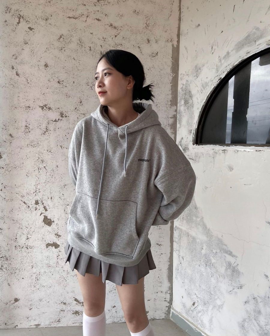 Áo Hoodie phối với chân váy là trang phục du lịch Nhật Bản mùa thu mà bạn nên tham khảo