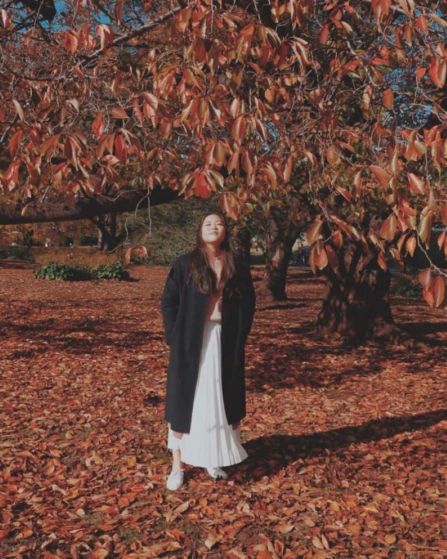 Một chiếc chân váy trắng dài cũng sẽ khiến bạn trở nên nổi bật hơn giữa những chiếc lá mùa thu Nhật Bản