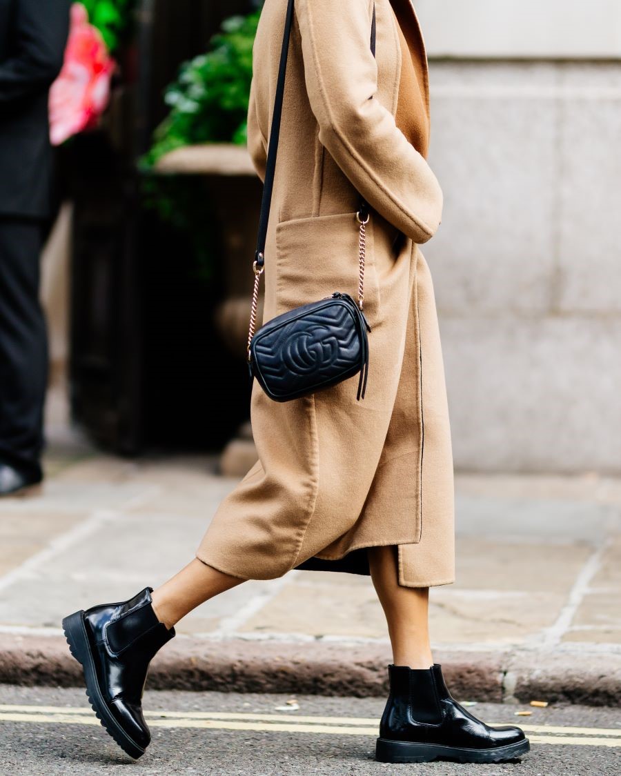 Outfit của bạn sẽ trở nên thời thượng hơn với đôi giày boot sành điệu này