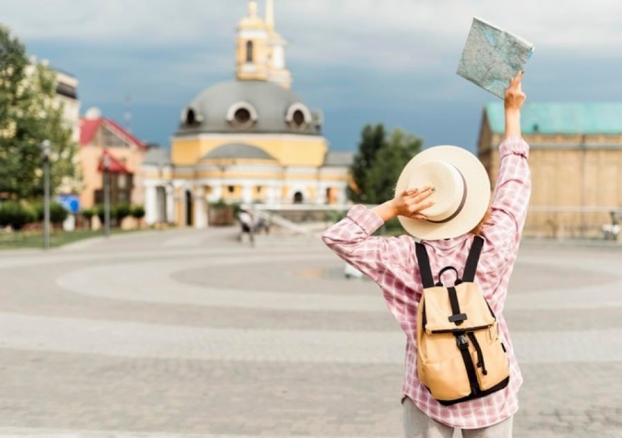 Hoặc bạn cũng có thể chọn một chiếc balo nhỏ xinh để tiện mang theo