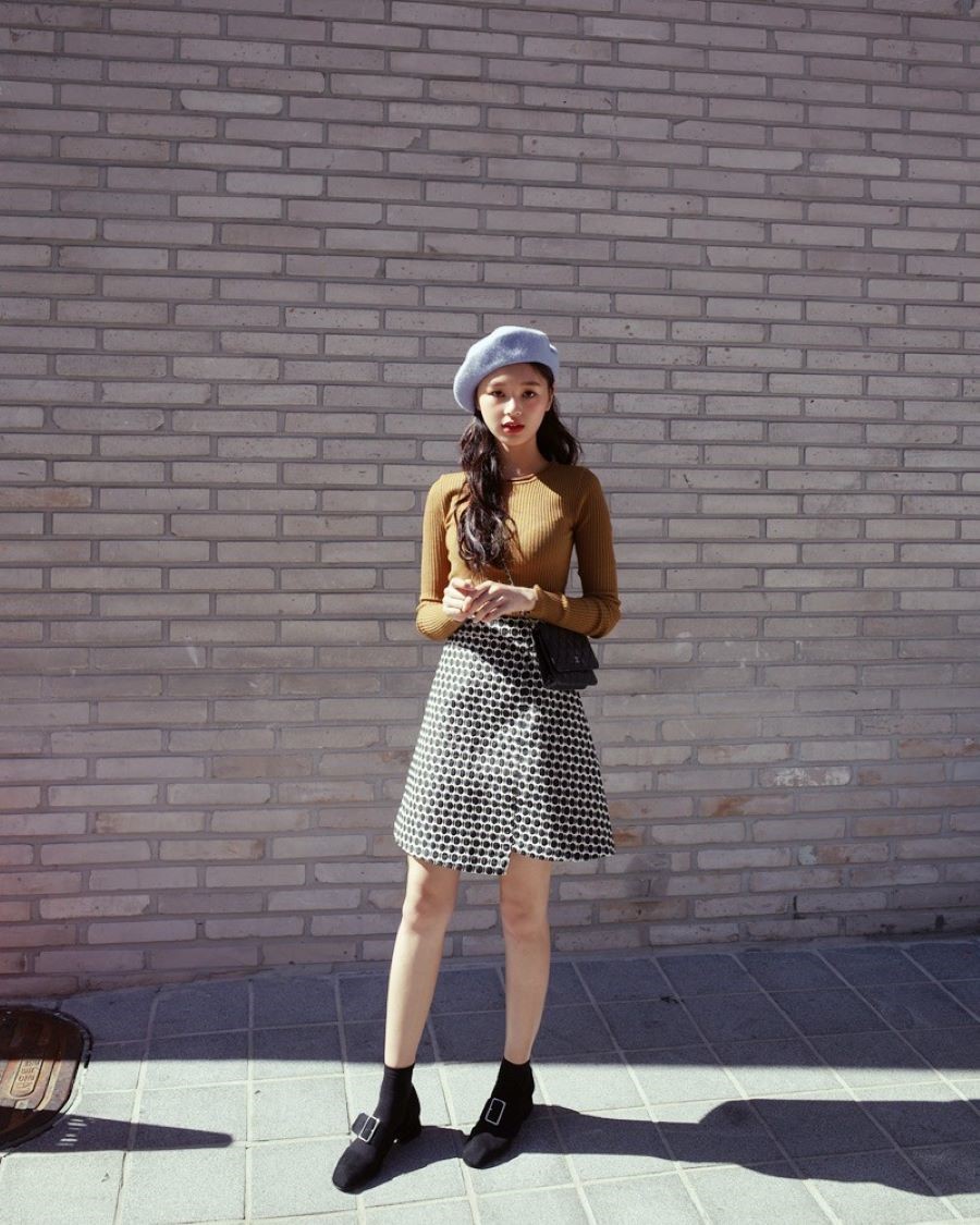 Bạn sẽ thật bất ngờ với outfit áo len kèm chân váy nhé!