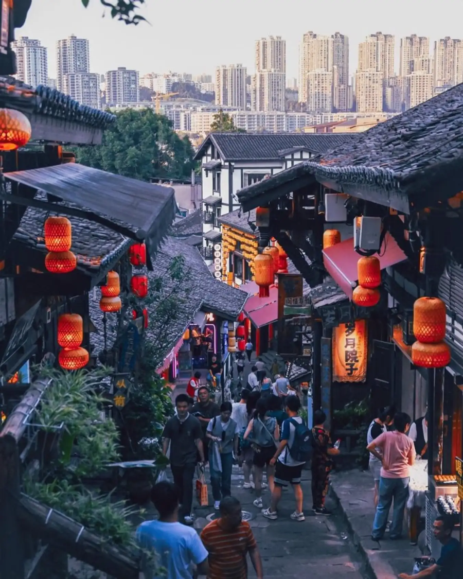 Phố cổ Ci Qi Kou hiện lên như một ốc đảo bình yên, níu chân du khách bởi vẻ đẹp cổ kính và nét văn hóa truyền thống độc đáo