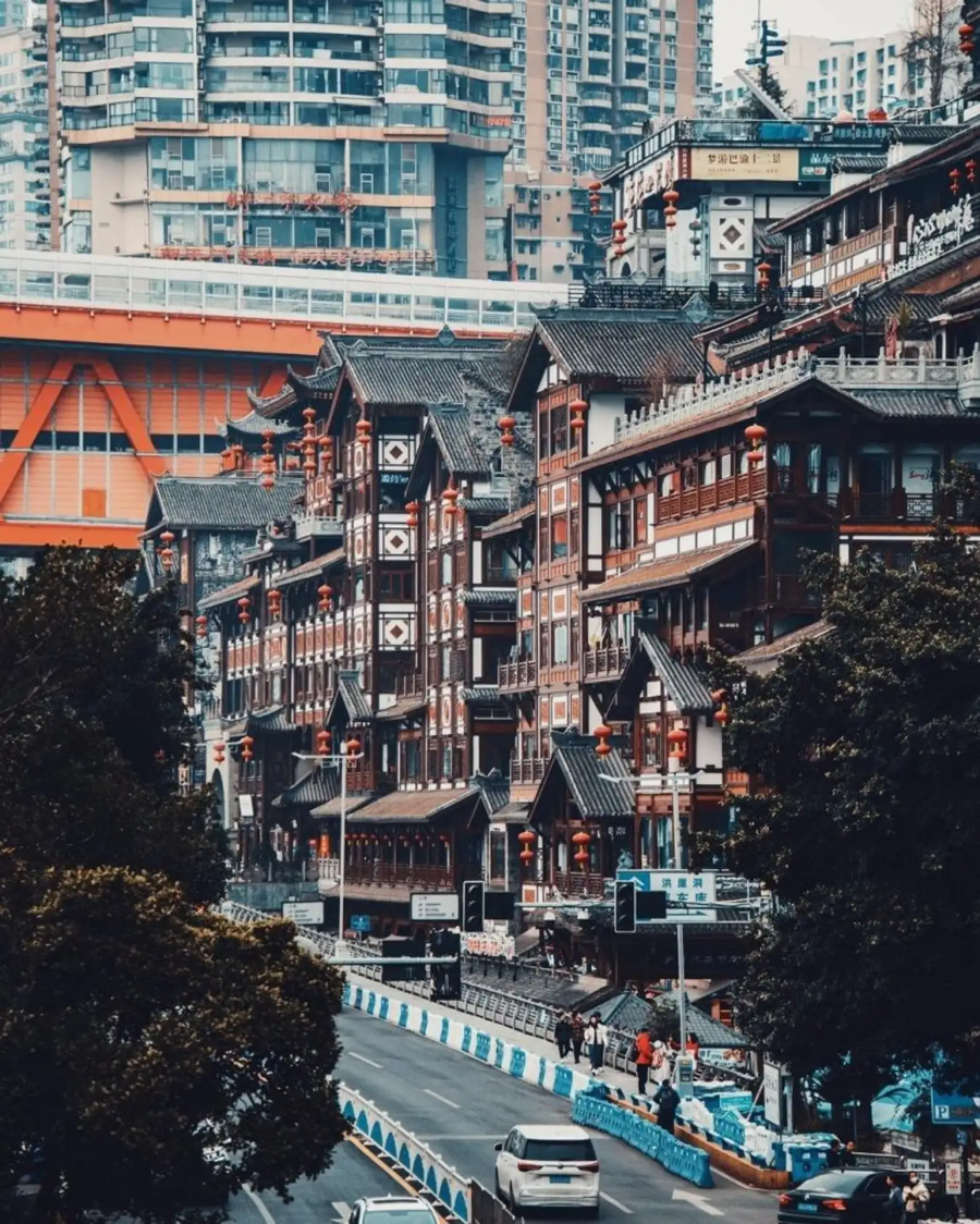 Những ngôi nhà gỗ san sát nhau, những bức tường gạch cũ kỹ nhuốm màu thời gian... tất cả tạo nên một bức tranh phố cổ vô cùng ấn tượng