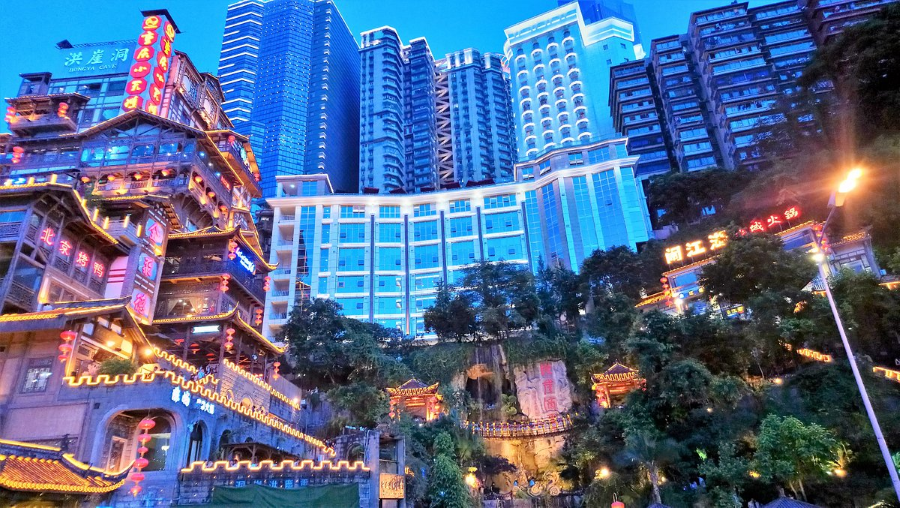 Khi màn đêm buông xuống, những ánh đèn lấp lánh được thắp sáng, tô điểm cho khu phố cổ thêm huyền bí và quyến rũ